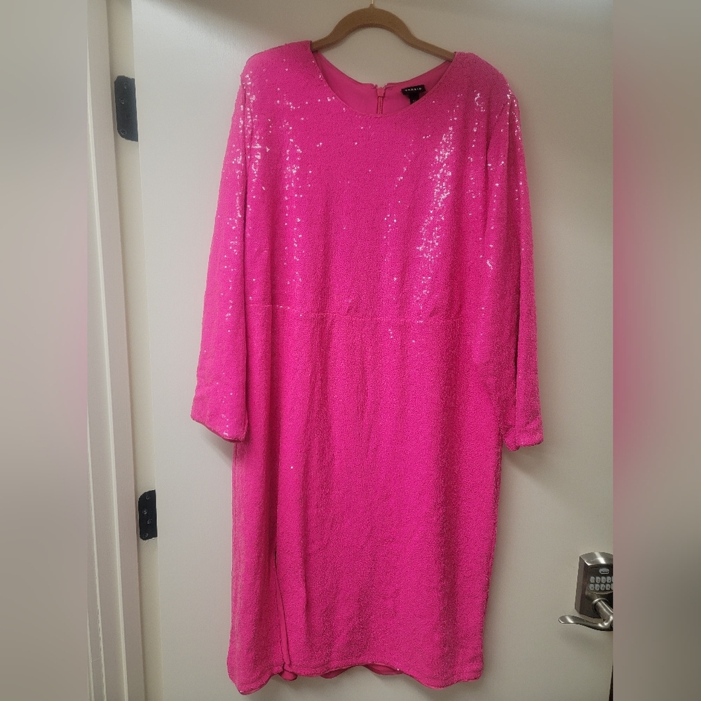 Women's Torrid at the knee pink sequin dress.size 24. Has side slit.